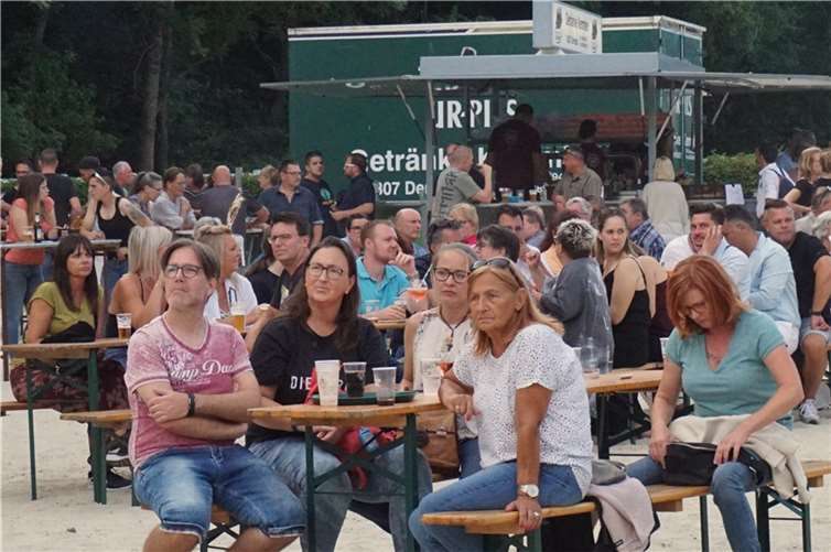 OB Einig: „Bürgerschaftliches Engagement ist hier keine Worthülse“ Drei Tage lang bot sich bei Live-Musik jede Menge Anlass für geselliges Beisammensein