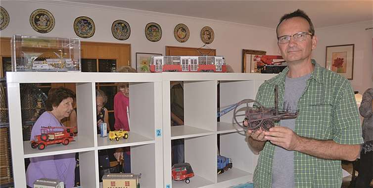 Drei Tage lang präsentierte Stefan Spohner seine aus Papier gefertigten Modelle im Bandorfer Caféchen. AB