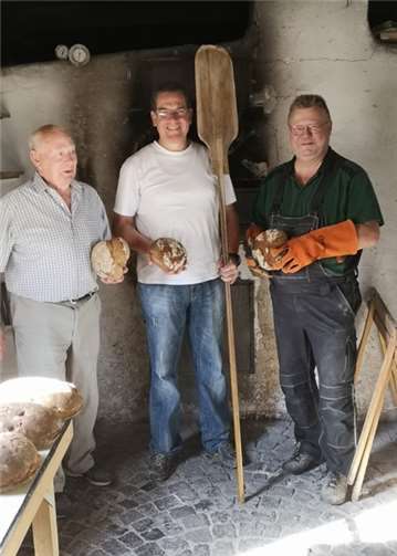 Drei Tage und Nächte backten Wendelin Eulberg, Olaf Schmidt und Stefan Graichen das geschätzte Backesbrot im Nomborner Backes.Quelle: Gesangverein Arion Nomborn