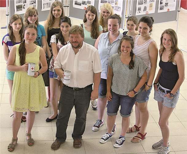 Drei Tage vor dem Sommerfest organisierte die Schülerin Kimberly Scheidler (links) kurzfristig eine Spendenaktion für die Hochwasseropfer. DRK-Kreisgeschäftsführer Frank Trömel (Mitte) freute sich über das Engagement und nahm den Spendenbetrag von 173,53 Euro entgegen. Die Spende wird vom DRK-Kreisverband auf das zentrale Spendenkonto des DRK-Bundesverbandes in Berlin weitergeleitet.Thorsten Trütgen