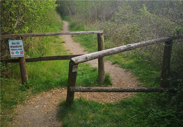 Drei Umlaufsperren aus dem Boden gezerrt.