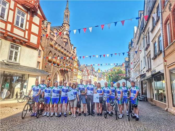 Drei VG-Bürgermeister, Touristiker und Radsportler gemeinsam im neuen Dress zum Auftakt der Beteiligung der Equipe EuroDeK bei der Umsetzung des Masterplans Gelbachtal vor dem alten Rathaus in Montabaur – gleichzeitig der Auftakt zum diesjährigen autofreien Gelbachtag. Foto: Olaf Nitz