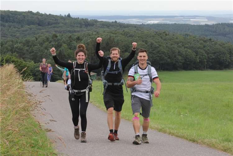 Drei Wanderer auf dem Anstieg nach Ramersbach bei KM 66. Foto: privat