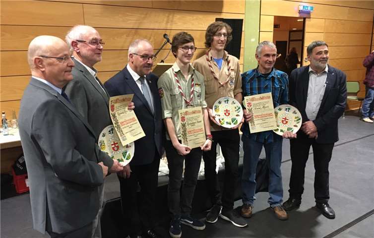 Drei Wappenteller wurden an den Pfadfinderstamm Treverer Dieblich, Bernd Meyers und Raimund Röser vergeben.Quelle: Ortsgemeinde Dieblich