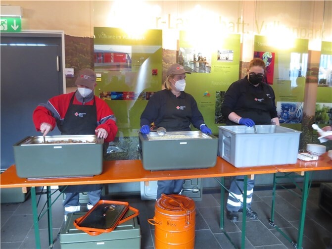 Drei der Einsatzkräfte des DRK-Ortsverein Rhens e. V. bei der Essensausgabe. Foto: privat