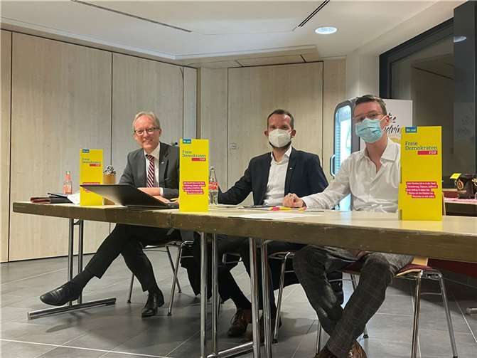 Drei der vier gewählten Vorstandsmitglieder: v.li. Volker Lopp (neuer Vorsitzender), Dennis Liebenthal (Stellvertreter), Lukas Weisbrod (Stellvertreter). Thomas Selbach (Schriftführer) wurde in Abwesenheit gewählt.Foto: privat