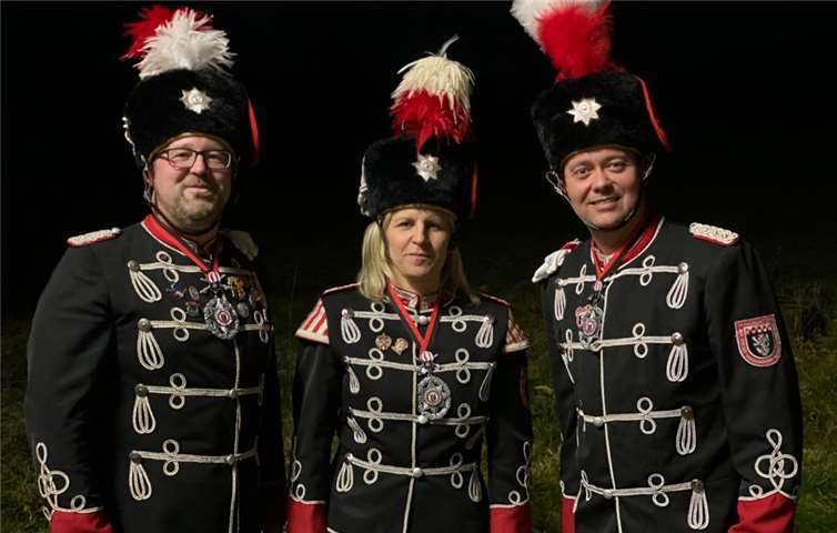 Drei, die es wahrlich verdient haben, die Auszeichnung zu erhalten: Sven Uelmen, Eva Ackermann und Christian Bell (v.l.n.r.), wurden auf Sitzungen der Obermendiger Narren geehrt. Foto: privat