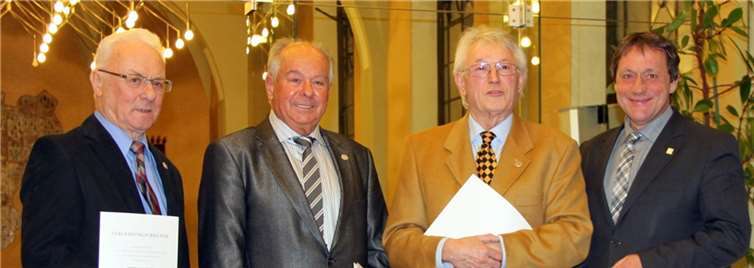 Drei ehrenamtlich engagierte Westerwälder bekamen von Landrat Achim Schwickert die Ehrennadel des Landes Rheinland-Pfalz überreicht.privat