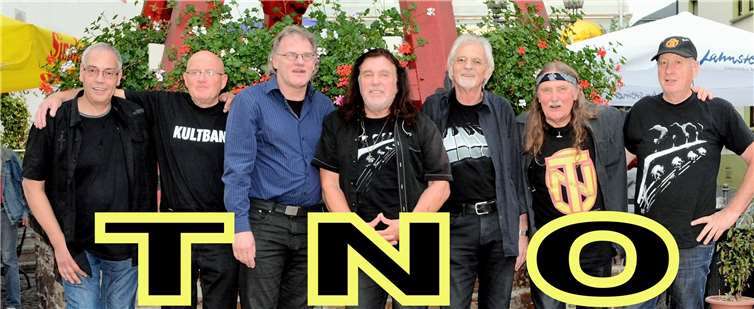Drei fantastische Open-Air-Konzerte lassen sich mit röhrig erleben - so auch am Samstag, 11. August, das Konzert mit der bekannten Nostalgie-Band „TNO“ vor der röhrig-forum-Kulturbühne in Treis.privat