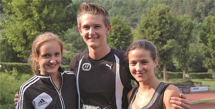 Drei glückliche Leistungssportler von der SpVgg Burgbrohl: v.l. Mehrkämpfer Sarah und Simon Gilles sowie Ausdauerspezialistin Zoë Krischer. privat