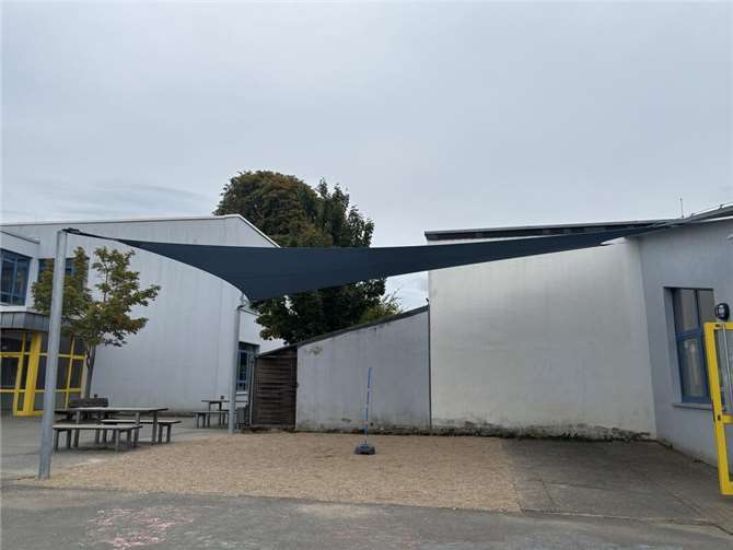 Drei großflächige Sonnensegel wurden in Buschhoven installiert und sind inzwischen in Betrieb.