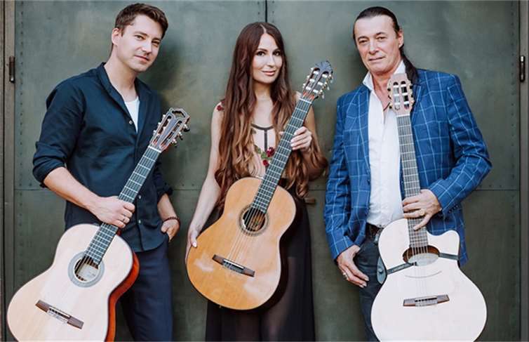 Drei international bekannte Gitarristen: Lulo Reinhardt, Yuliya Lonskaya und Daniel Stelter. Foto: Lulo Reinhardt