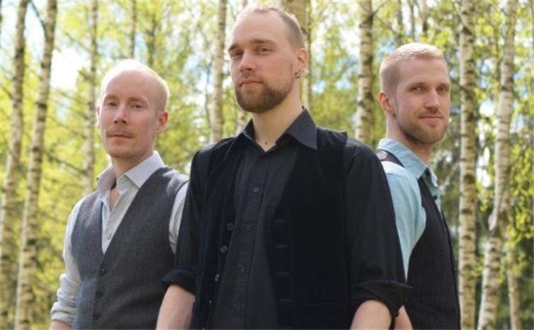 Drei junge Finnen mit Feuer spielen Folk aus Irland und Finnland – da bleibt kein Auge trocken! Michelle Clever