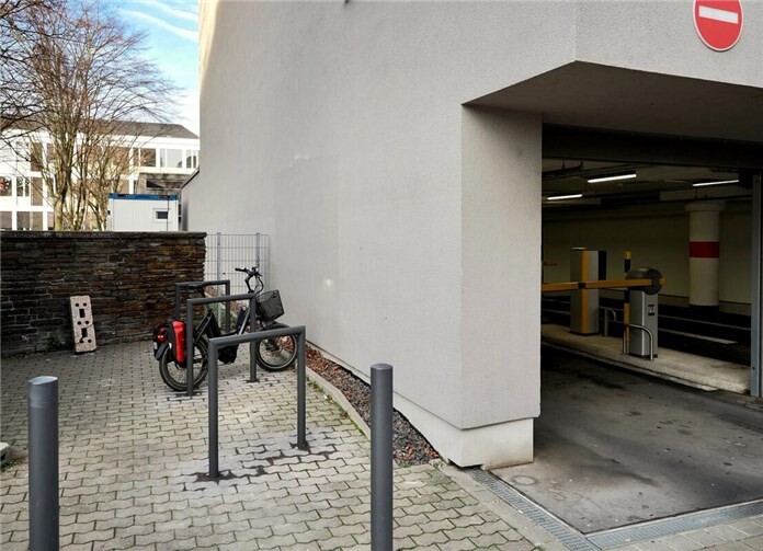Drei kürzlich in der Weißer Gasse installierten Fahrradbügel. Sie befinden sich zwischen dem Wohnquartier „Weißer Höfe“ und dem derzeit eingerüsteten Eingangsportal der Clemens-Brentano-Realschule Plus. Foto: Stadt Koblenz / Ralph Emmerich