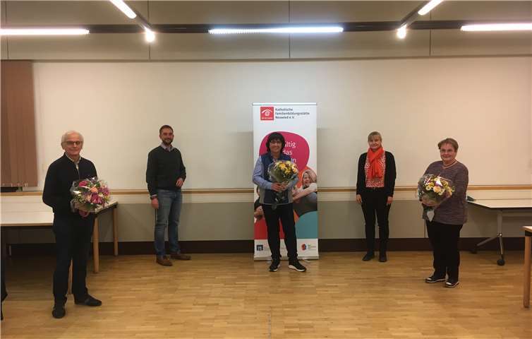 Drei langjährig aktive Ehrenamtler und Fürstreiter der Familienbildung im Kreis Neuwied haben die Entwicklung von der Mütterschule zum modernen Servicebetrieb für Familien aktiv mitgestaltet. Nun wurden sie bei der Mitgliederversammlung geehrt. Im Bild (mit Blumen.): Georg Schuhen, Vorstandsmitglied, Maria Weißenfels, freiberufliche Kursleiterin und Mechtild Zilles, Vorsitzende mit Nils Heumann (Geschäftsführende Leitung) und Leni Hahn (Pädagogische Leiterin) Foto: Familienbildungsstätte Neuwied