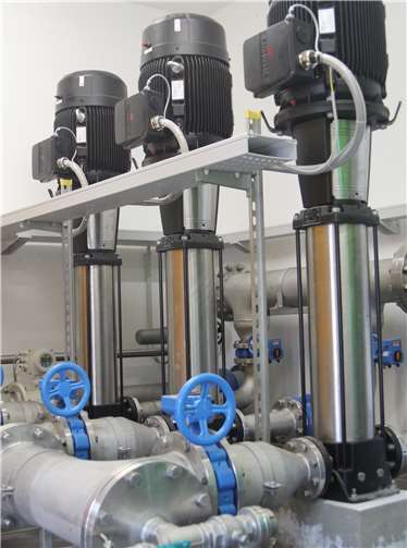 Drei leistungsstarke Pumpen fördern das Wasser vom Rhein hinauf zur Station Hühnerberg. Hier wird das Wasser ins Leitungsnetz der VG eingespeist. Ohne den Zukauf von Wasser könnte die VG ihren Bedarf an Trinkwasser aus eigenen Ressourcen nicht decken.