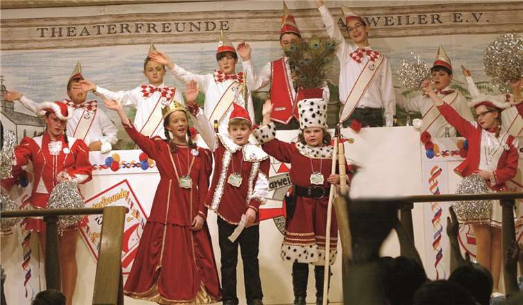 "Drei mool: Barweiler Alaaf!" auf das Dreigestirn Prinz Phillip II (Friedrichs) Bauer Sophia (Stenzel) und Jungfrau Chiara (Krauth). SES
