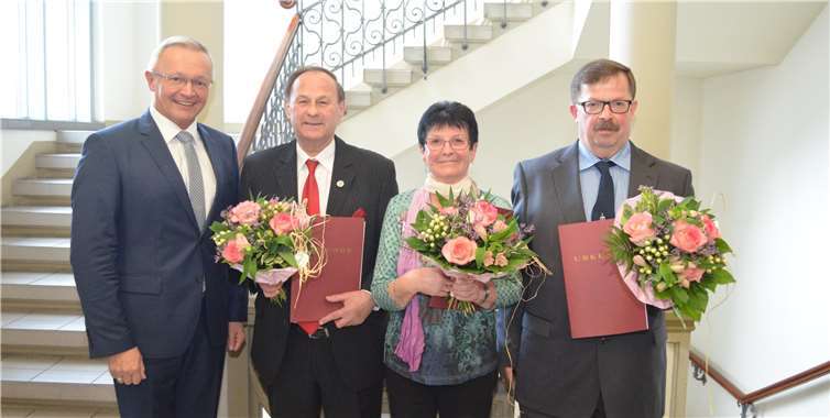 Drei verdiente Bürger aus dem Landkreis Neuwied wurden für ihr ehrenamtliches Engagement mit der Ehrennadel des Landes Rheinland-Pfalz geehrt. Landrat Achim Hallerbach überreichte ihnen die Urkunden (v.l.n.r.): Achim Hallerbach, Josef Chevally, Emmi Kraus, Winfried Adenauer.