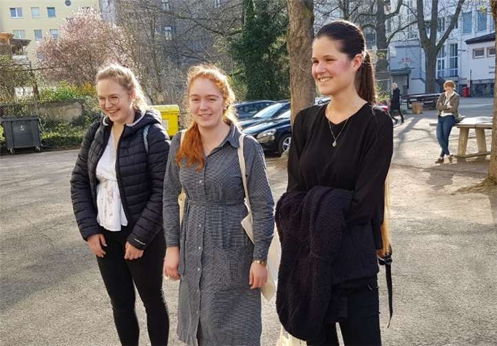 Drei von neunzehn: Annalisa Lotz, Paula Mohrbacher und Lara Zirwes bei der Notenbekanntgabe nach den Prüfungen.Quelle: Hilda-Gymnasium