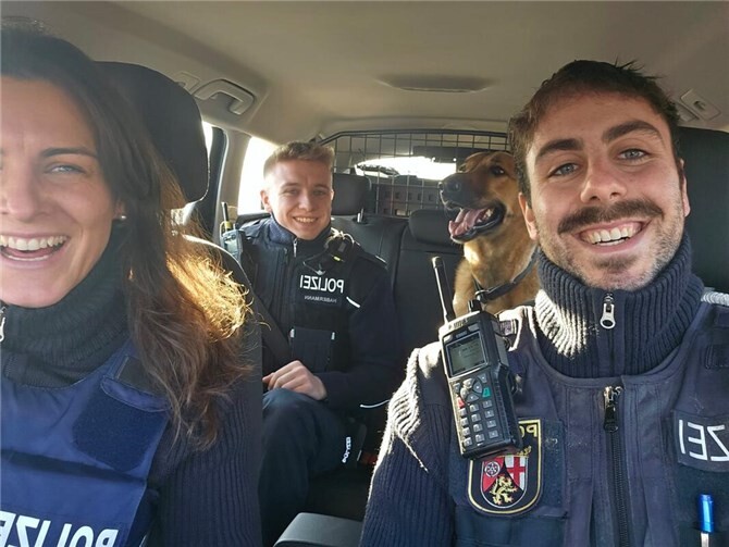Drei zufriedene Beamte und ein sehr glücklicher Schäferhund. Foto: Polizei