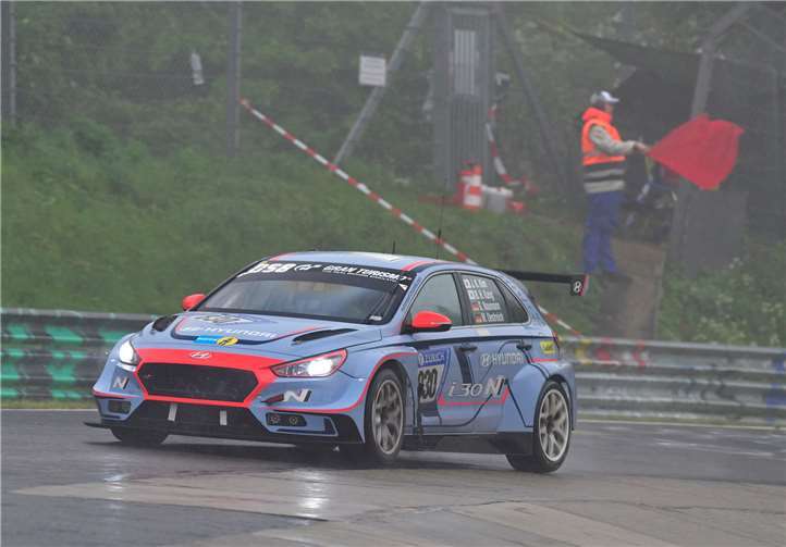 Dreieinhalb Stunden vor Ende des Rennens wurde es mit der roten Flagge unterbrochen.