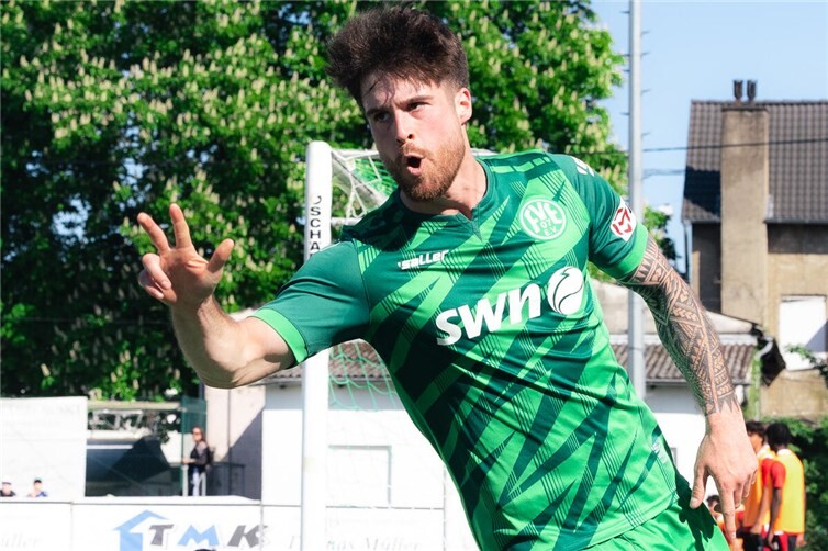 Dreierpack plus Assist: Der überragende Manuel Simons besiegte Worms fast im Alleingang.