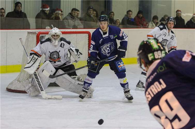 Dreifacher Torschützen Josh Myers vor dem Tor der Gäste. Foto: fischkoppMedien