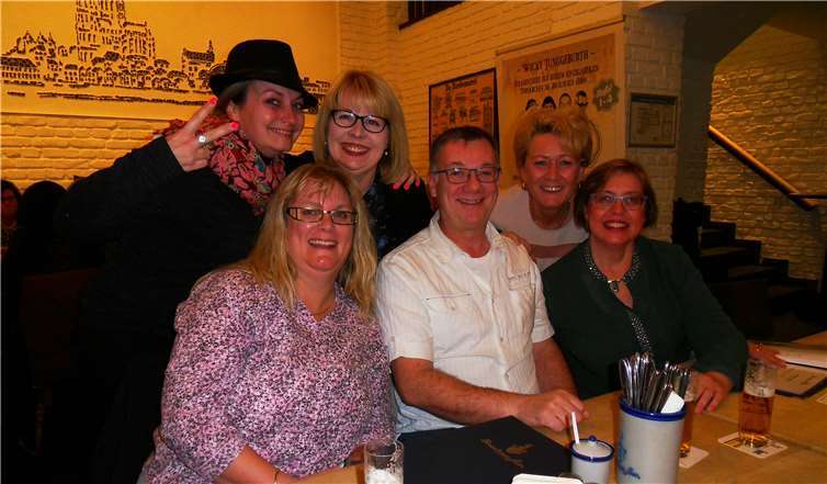 Dreigestirn mit Präsidentin der Groh-Rhei-Ka, Astrid Faßbender und Adujtant Jörg Nawrathhatten große Freude im Hänneschen Theater, wie auch im Brauhaus. Fotos: EICH