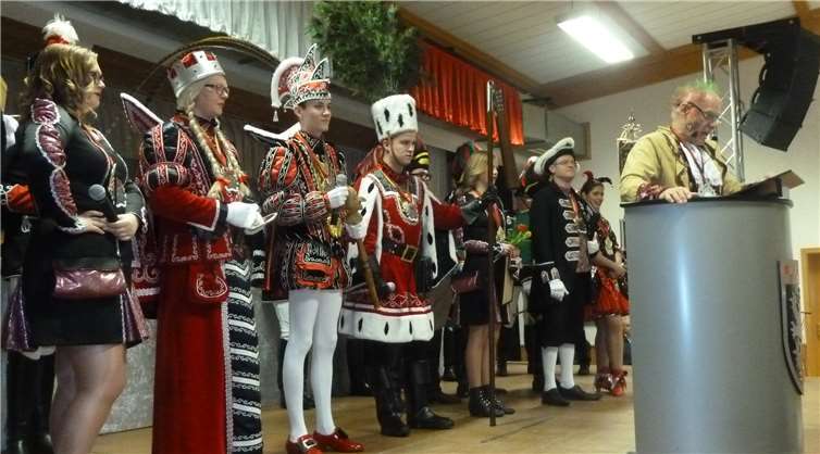 Dreigestirn und Hofstaat auf der Bühne.