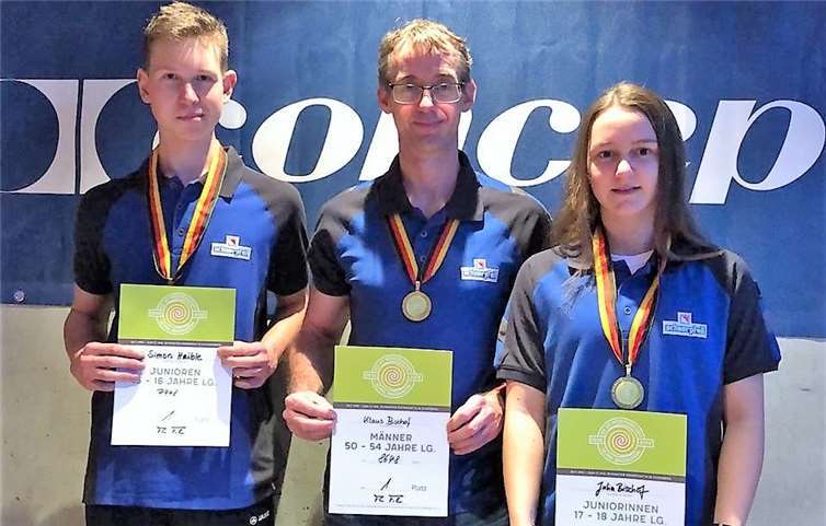 Dreimal Gold und ein Weltrekord, das sind die Spitzenergebnisse von (v.l.) Simon Haible, Klaus und Julia Bischof von der Rudergesellschaft Treis- Karden beim Indoor- Langstreckenrudern in Starnberg.Foto: privat