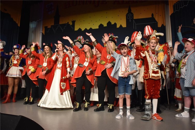 Dreimal Hünnije Alaaf auf die neuen Tollitäten.Fotos: HEP 