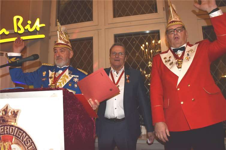 Günter Pauli und Detlef Pilger mit Goldmedaillon geehrt Dreimal Olau auf den Goldmedaillonträger Günter Pauli Mitte riefen Dirk Kissel rechts und Bernd Müller.