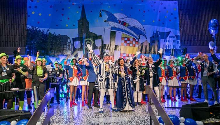 „Dreimol Prinz ze sinn“, sang das Heimerzheimer Prinzenpaar Udo I. und Sonja II. (Ellmer) bei der Prunksitzung der Großen Heimerzheimer Karnevalsgesellschaft und wurde vom Publikum frenetisch gefeiert. Fotos: JOST