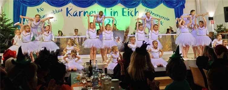 Dreißig zauberhafte, kleine Engel zeigten ihren himmlischen Tanz.