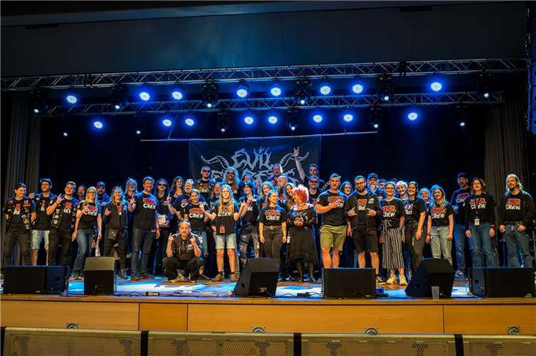 Dreizehn Bands traten an den beiden Tagen trotz des wechselhaften Wetters in der Halle auf.  Foto: Hendrik Weber
