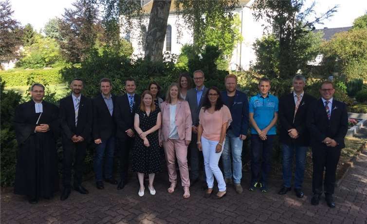 Dreizehn Jubilare gedachten zusammen mit Pfarrer Andreas Beck ihrer 25 Jahre zurückliegenden Konfirmation.  privat