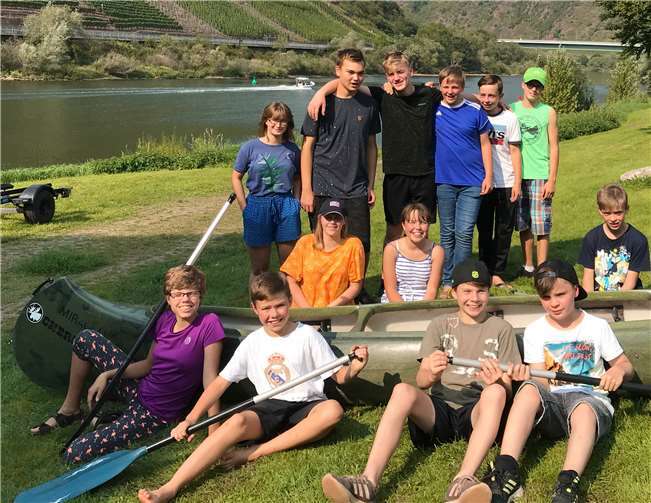 Dreizehn Jugendliche im Alter von 12-15 Jahren erlebten in Begleitung ihrer vier Betreuer der Kreisjugendpflege Neuwied und der Jugendpflege Rengsdorf-Waldbreitbach ein schönes Paddel-Wochenende an der Mosel.
