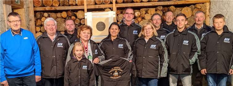 Dreizehn Schützenschwestern und -brüder erhielten Jacken mit dem Aufdruck der Schützenbruderschaft. Foto: privat