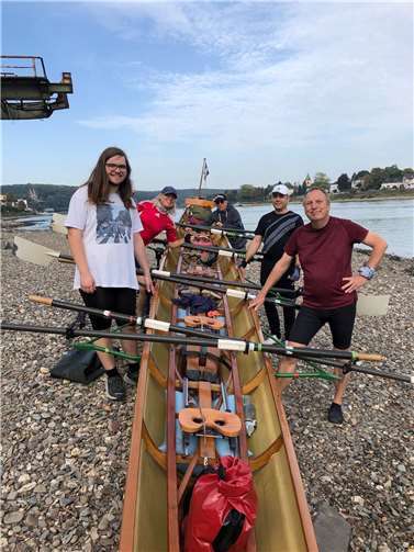 Dreizehn Sportlerinnen und Sportler begaben sich auf drei Boote und ruderten rheinaufwärts.  Foto: privat
