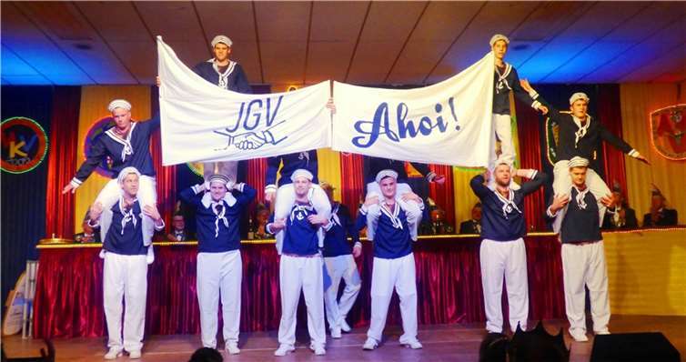 Dreizehn gestandene Männer des Junggesellenvereins als Dance-Crew mit ihrer Seemann-Darbietung. Foto: privat