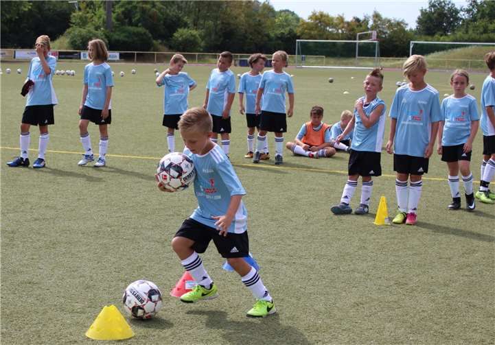 Dribbeln, Torschuss oder spannende Turniere: Die Kinder konnten ihrer Fußballbegeisterung freien Lauf lassen.