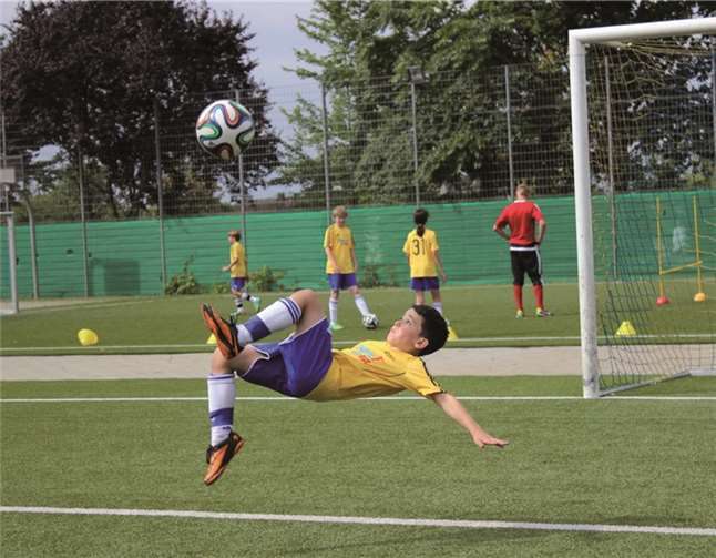 Fußballbegeisterung pur im Weiherstadion Dribbeln, Torschuss oder wie hier Fallrückzieher: Die Kinder konnten ihrer Fußballbegeisterung freien Lauf lassen.