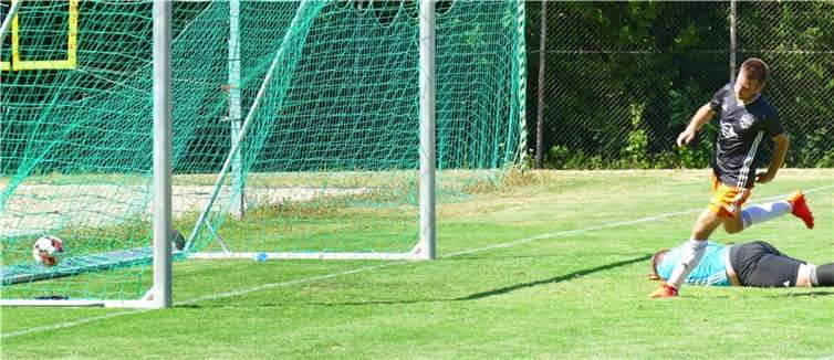 Drin ist der Ball. Kenny Kissel hat gerade das 4:0 erzielt. Foto: Michael Wald