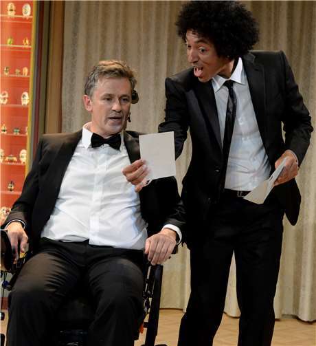 Driss (re. Felix Frenken) bringt Phillippe (li., Timothy Peach) dazu,das Leben wieder zu genießen. Foto: Matthias Stutte