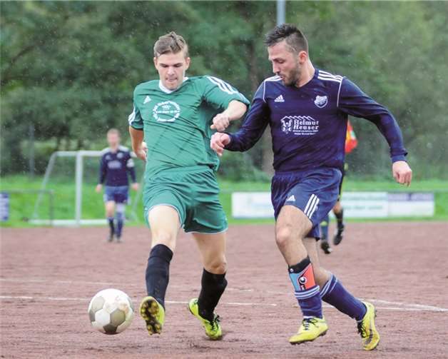 Driton Qygalla (#9 SC Bad Bodendorf, r.) im Zweikampf mit Marco Gilles (#12 TuS Oberwinter II). Daniel Schäfer