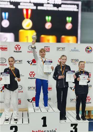 Bronze und 2. Tabellenplatz für die Mayener Karate-Asse Dritter Platz für Anfissa Sirichenko (2.v.r.).