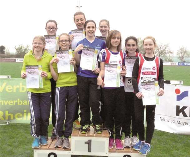 Dritter Platz für die TV-Staffel mit Hanna Görgen (7. v. l.), Sophia Oberkirch(8. v. l) und Anna Zenz (9. v. l.). privat