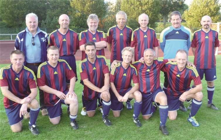 Dritter der diesjährigen Bezirksmeisterschaft: die Ü50 Ahr. Hintere Reihe: K.H. Classen; N. Bell, E. Schumann, U. Brenner, P. Steinfeld, D. Dismon, R. Fuchs; vordere Reihe: T. Brehm, R. Jung, H. Gerhard, Th. Wolff, A. Gatto u. T. Retterath.privat