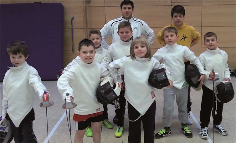 Drittklässler der Pater-Wald-Grundschule in voller Fechtmontur. privat