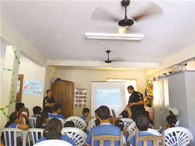 Drogen-Prävention: Zwei Polizeibeamte in einem Berufsberatungskurs.